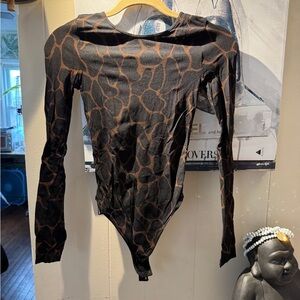 Wolford giraffe print. Bodysuit stretchy sz med velvet collection